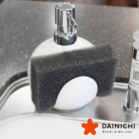 DAINICHI 品牌洗手液瓶搭配灰色海綿，瓶身設計簡約，海綿架為白色。