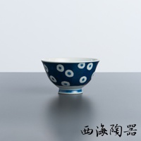 波佐見燒藍丸紋輕量飯碗，深藍色陶瓷碗身飾有白色圓形圖案，碗口內側為白色。