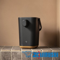 STAN美型微電腦熱水瓶，黑色霧面機身搭配淺棕色底部，設有黑色出水口及提把，機身上有象印品牌標誌。