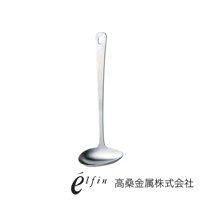 日製不鏽鋼橢圓尖嘴醬汁湯杓，銀色鏡面拋光，勺頭呈橢圓形，帶有尖嘴設計，方便傾倒醬汁。勺柄細長，末端有掛孔。