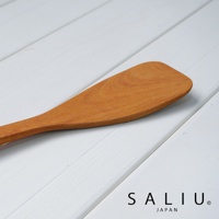 YAMASAKURA 山櫻木窄型鍋鏟，呈現天然木紋與溫潤的淺褐色，勺面寬大，適合攪拌使用。