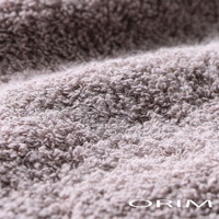 BULKY PRO今治沙龍浴巾，灰褐色，特寫展示其厚實、蓬鬆的毛圈織法，材質柔軟。