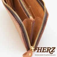 職人手作皮革經典拉鍊長夾，棕色皮革材質，展現拉鍊內層豐富的卡槽與隔層設計，金色拉鍊與皮革細膩縫線清晰可見。