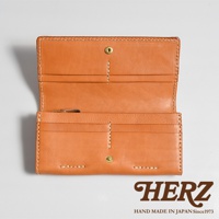 職人手作皮革軟皮長夾 WL-63，展現溫潤的淺棕色皮革，內部隔層清晰，搭配簡約的金屬釦，展現細緻的車縫工藝。