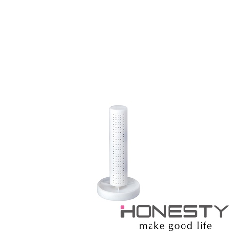 白色珪藻土製成的圓柱形瀝水架，設有多個透氣孔，底部有圓形底座，可上下兩用，用於瀝乾瓶罐。