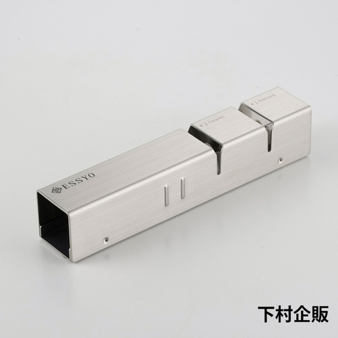ESSYO 越匠系列不鏽鋼雙滾輪磨刀器，銀色，設有鑽石（Diamond）和陶瓷（Ceramic）兩個磨刀槽，表面有品牌標誌和雙線刻紋。