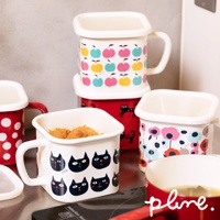 手把琺瑯附蓋保鮮罐，其中一罐白色罐身印有兩排黑色貓臉圖案，另一罐白色罐身印有粉色、藍色、紅色花朵圖案，另有紅色波點罐及紅底黑貓圖案罐。