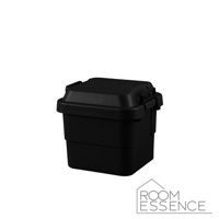 一個黑色方形塑膠收納箱，帶有蓋子和兩個側邊鎖扣。