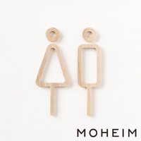 木製男女標示牌，右方為男性標示，左方為女性標示，均為簡約的線條輪廓設計，淺木色材質，搭配白色背景。