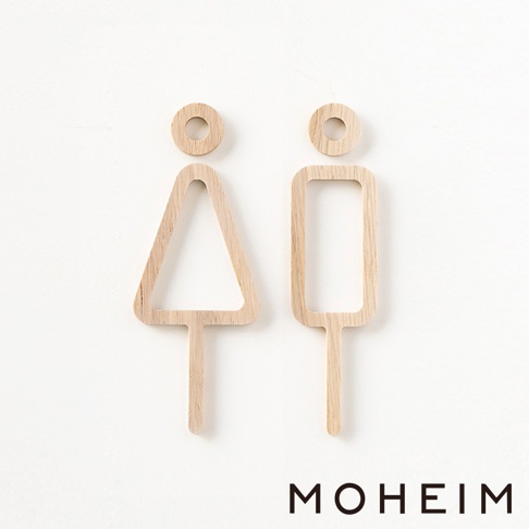 木製男女標示牌，右方為男性標示，左方為女性標示，均為簡約的線條輪廓設計，淺木色材質，搭配白色背景。