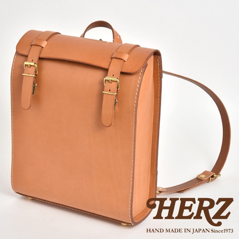 職人手作皮革後背包 R-31 (厚實版)，淺棕色，採用天然皮革材質，配有兩條皮質束帶及金屬釦環，風格簡約。