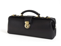 黑色皮革橫長形單肩包，配有金色金屬鎖扣、手柄和側邊扣環。