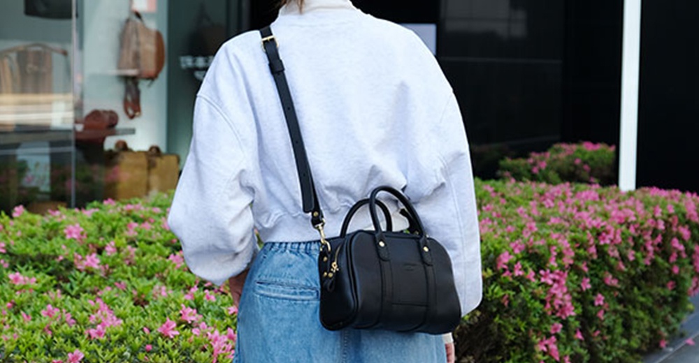 日本HERZ職人手作黑色皮革兩用迷你波士頓包，以側背方式展現。