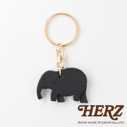 黑色皮革製作的可愛大象造型鑰匙圈，搭配金色金屬鑰匙圈及掛鉤，展現職人手作質感。