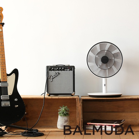 The GreenFan 風扇，採用簡約白色設計，配備圓形扇葉網罩，可調節高度的支架，整體呈現現代風格。