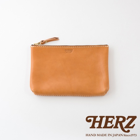 職人手作皮革長方形拉鍊收納包，呈現自然棕色，採用高品質皮革製成，配有金色拉鍊和同色系皮革拉環，簡約實用。