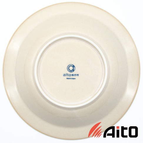 米白色美濃燒主食盤，盤底印有藍色品牌標誌及「Made in Japan」字樣，盤緣帶有復古溫潤的質感。