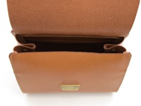 職人手作皮革屋瓦風兩用單肩包 (CW-3)，展現皮革原色與自然紋理，包身方形簡約，配有復古金屬鎖扣，設計精緻，質感優良。