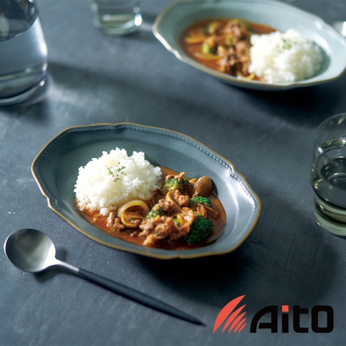 Aito Stitch 美濃燒金彩浮雕橢圓深盤盛裝日式咖哩飯，盤子為灰藍色，咖哩飯裝在右側，左側為一團白飯，盤緣帶有金黃色裝飾。