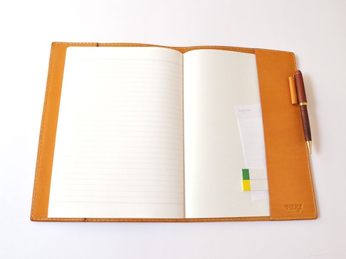 LL(B5)サイズ収納例。ペンを挿したり、袖に付箋やカードなどちょっとしたものを挟んで使うのもお勧めです。