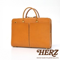 棕褐色皮革雙口袋兩用公事包，有頂部提把與側面拉鍊，縫線細緻，適合商務使用。