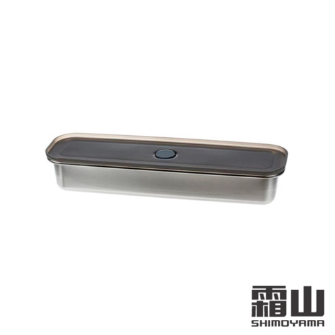 一個長方形的304不鏽鋼保鮮盒，配有深灰色半透明蓋子，蓋子中央有一個灰色按鈕。