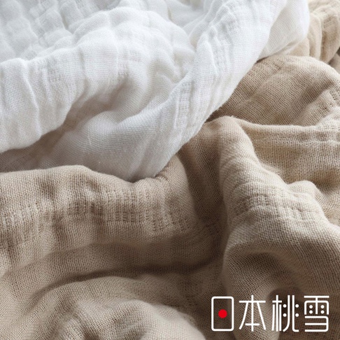 日本桃雪品牌下的五層紗透氣單人被，由白色與大地色系織物層疊構成，織物 texture 細膩，呈現出柔軟舒適的質感。