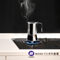 不鏽鋼摩卡壺架，黑色爐架，爐火藍色，壺身銀色，煙霧白色，背景黑色。