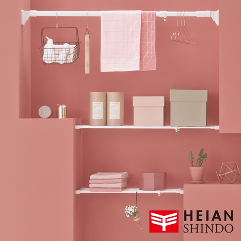 這是一個獨立腳超長款防掉落置物架，具有層架設計，白色金屬材質，可調節高度，最大可達190公分，承重50公斤。架上擺放有毛巾、收納盒、綠植等物品，背景為粉色牆面。