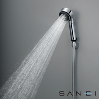 銀色金屬蓮蓬頭，正噴出細緻水流，與灰色背景形成對比。蓮蓬頭設計簡潔，帶有可調節角度的噴灑頭。