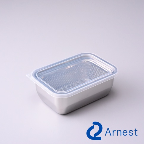 一個矩形的 Arnest 不鏽鋼多功能濾網保鮮盒，配備透明塑膠密封蓋，內部裝有細緻的不鏽鋼濾網，整體設計簡約實用，適合廚房備料與食材保存，放置於純白色的背景中。
