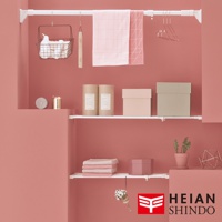 這是一個獨立腳超長款防掉落置物架，具有層架設計，白色金屬材質，可調節高度，最大可達190公分，承重50公斤。架上擺放有毛巾、收納盒、綠植等物品，背景為粉色牆面。