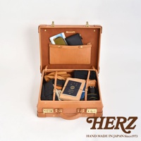 職人手作皮革英倫風便攜手提行李箱，淺棕色皮革，開啟狀態，內部收納衣物、手套、錢包、護照等物品，箱身配有金色鎖扣和提把。