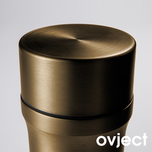 這款三用保溫瓶為霧面金屬質感，瓶蓋圓潤，瓶身呈現流線型設計，並有黑色飾帶環繞。