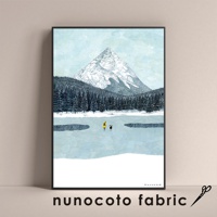 無框帆布藝術海報，描繪冬季景觀：一處結冰的湖面上有穿黃色外套的人和一隻黑狗，背景是覆蓋著白雪的松樹林和一座高聳的雪山，天空為淺藍色，整體色調為冷色系。