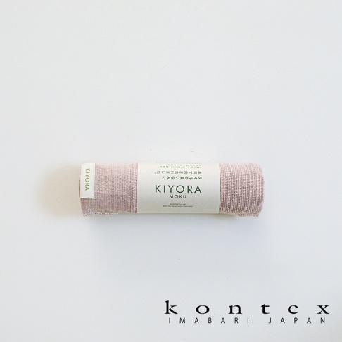 一張粉色調的 KONTEX KIYORA MOKU 系列毛巾，捲成長條狀置於白色背景中央，紙製標籤圍繞在毛巾中間，印有品牌名稱與日文說明，底部配有黑色 KONTEX IMABARI JAPAN 商標文字。