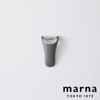 marna TOKYO 1872 灰色多功能削皮器，銀色刀片，簡約設計，放置於白色背景中央
