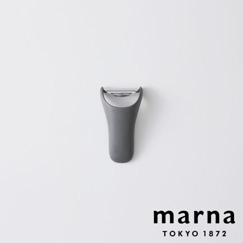 marna TOKYO 1872 灰色多功能削皮器，銀色刀片，簡約設計，放置於白色背景中央