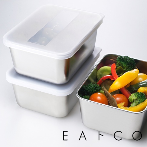 兩個日製不鏽鋼食物儲存盒，一個裝有各式新鮮蔬菜，另一個疊在下方，皆附有白色半透明蓋子。