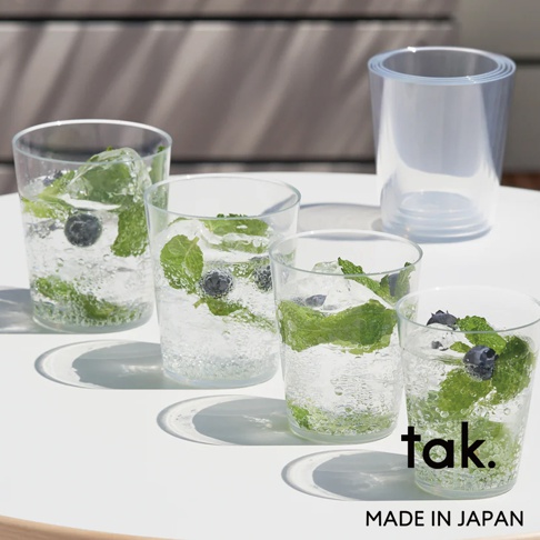 四個透明防摔水杯，每個杯中裝有氣泡水、冰塊、薄荷葉及藍莓。另有一個未裝水的透明水杯疊放在後方。