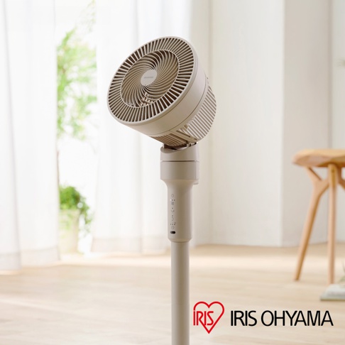 米白色直立式落地換氣風扇，具備遙控功能。風扇頭可調整角度，扇葉網罩採螺旋紋設計。機身帶有操作按鈕與指示燈，整體為簡約的現代風格。