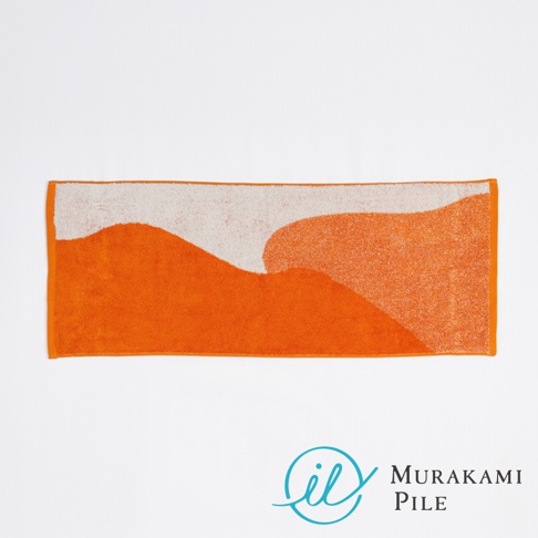 村上綿 MiRT Oak 今治北歐森林親膚毛巾，以鮮豔的橘色與白色塊交織出山巒般的抽象圖案
