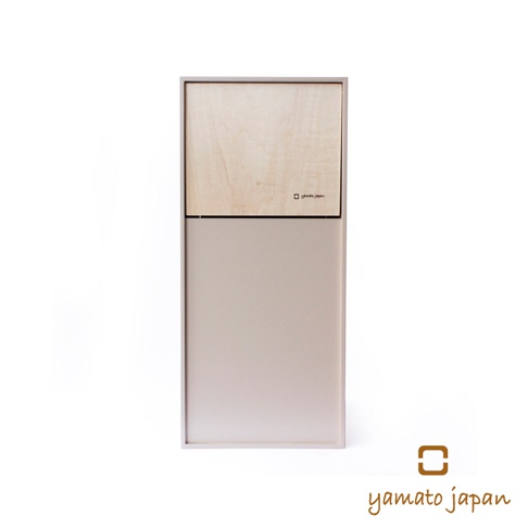 DOORS mini 純手工木製前開式迷你垃圾桶，上方為原木色木蓋，下方為淺灰色桶身，整體設計簡約。