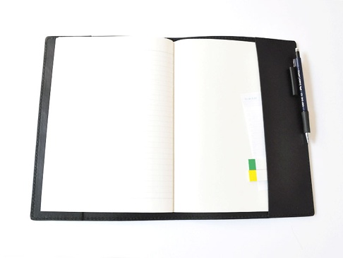 ブラックなど落ち着いた色なら、お仕事にもピッタリ。ノートをさらで持っているより、ぐんと上品になります。