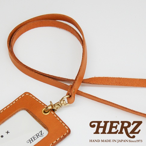 職人手作皮革證件識別夾專用掛繩，採用天然皮革製成，顏色為淺棕色，掛繩可調節長度，搭配金屬鉤扣，設計簡約實用。