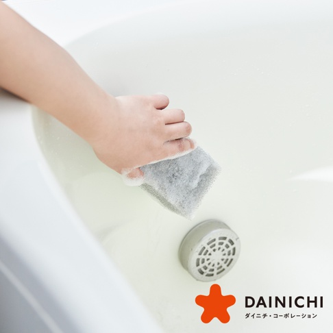 手持灰色海綿，在裝有水的白色浴缸中擦拭，海綿帶有泡沫。浴缸底部有圓形排水孔蓋。