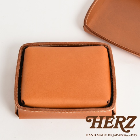 職人手作皮革小物收納盒，採用淺棕色皮革，邊緣縫線清晰，質感細膩，適合收納小件物品。