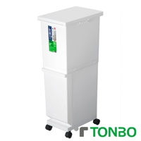 白色抗菌雙層分類附輪垃圾桶，容量 55L，由塑膠製成，頂部有蓋子，下方有四個輪子，方便移動。