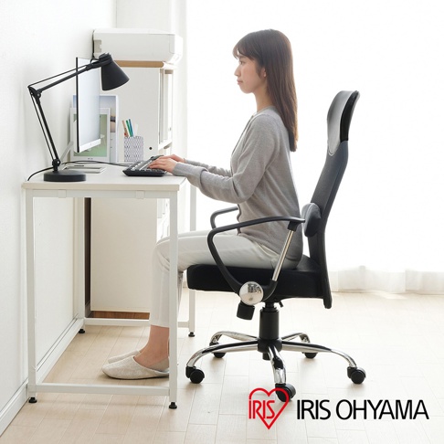 IRIS OHYAMA 黑色網布辦公椅，符合人體工學的設計，椅背能貼合身體支撐。