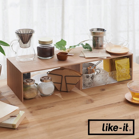 木紋雙層整理架，左側放置玻璃濾杯、咖啡粉罐、咖啡濾紙，右側放置茶壺、茶杯、茶包及收納盒。